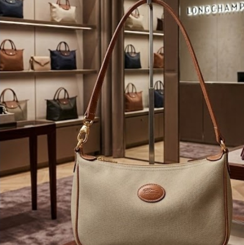 Elegant Longchamp Tan Shoulder Bag